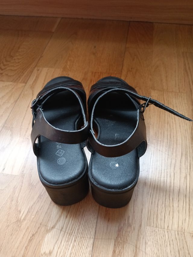 Sandalias negras y doradas.