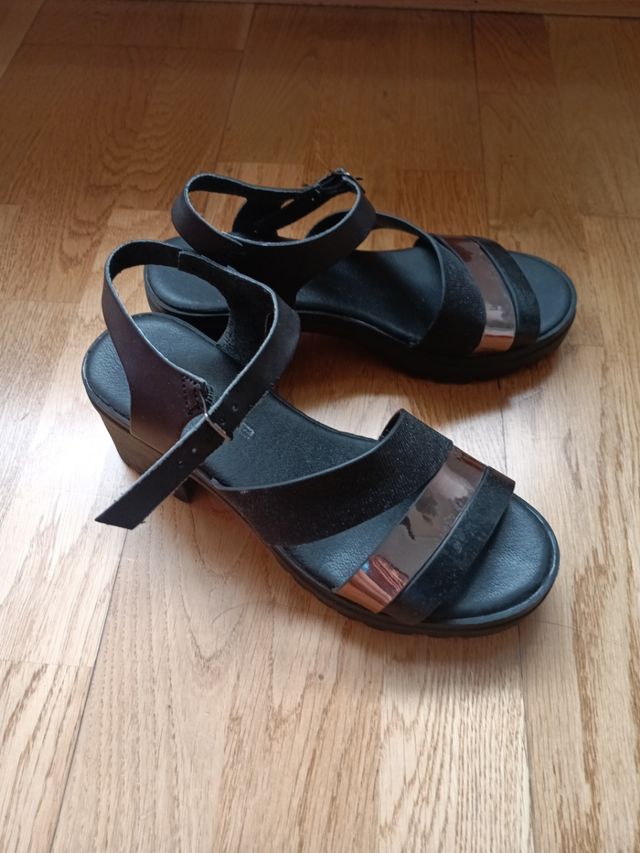 Sandalias negras y doradas.