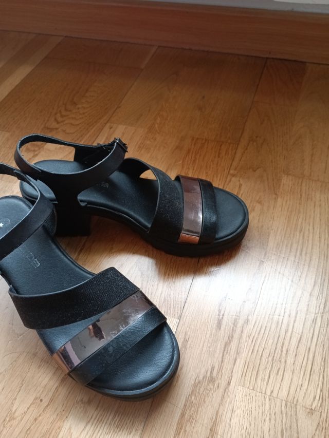 Sandalias negras y doradas.