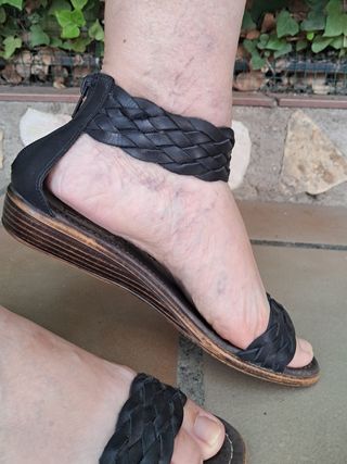 Sandalias planas trenzadas negras