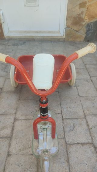 Triciclo antiguo rojo