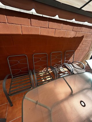4 sillas jardín metal gris y mesa de cristal