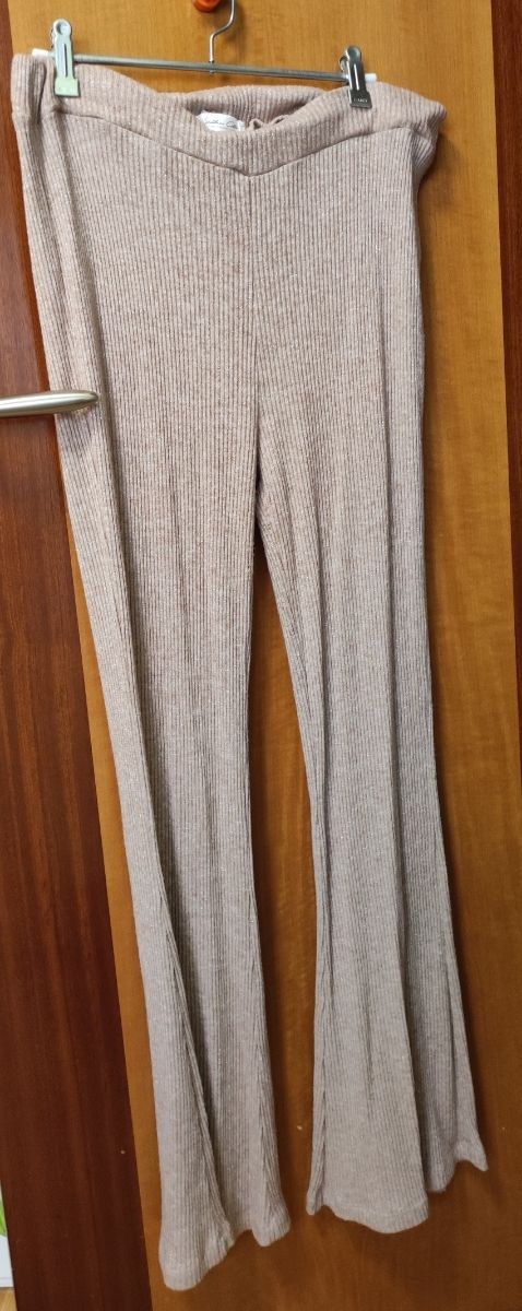 Pantalón acampanado beige