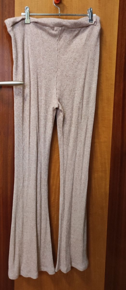 Pantalón acampanado beige