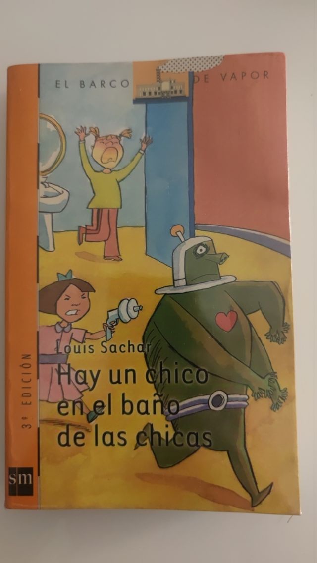 Hay un chico en el baño de las chicas (Spanish ...