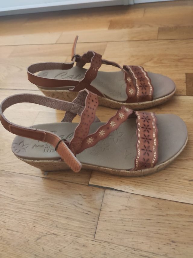 Sandalias cuña Skechers marrones
