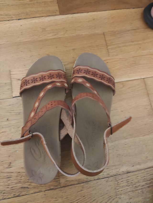 Sandalias cuña Skechers marrones