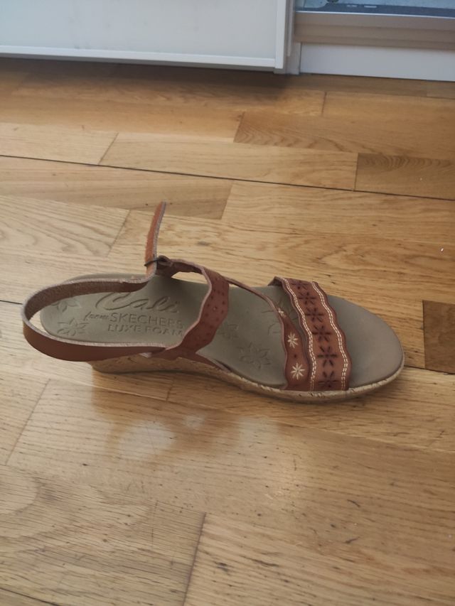 Sandalias cuña Skechers marrones