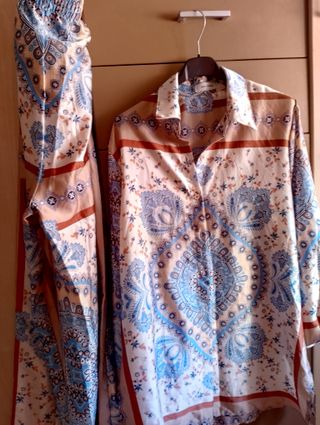 Conjunto pantalón y camisa beige-azul