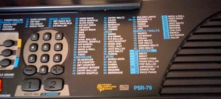 Yamaha PSR-79: Órgano electrónico y soporte