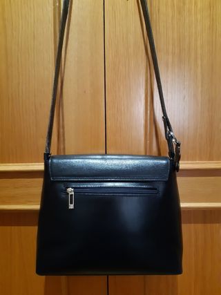 Bolso piel azul marino con solapa y bolsillo atras