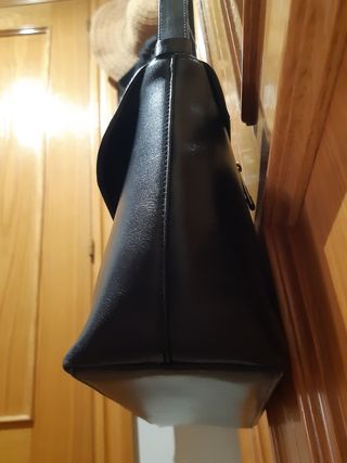 Bolso piel azul marino con solapa y bolsillo atras