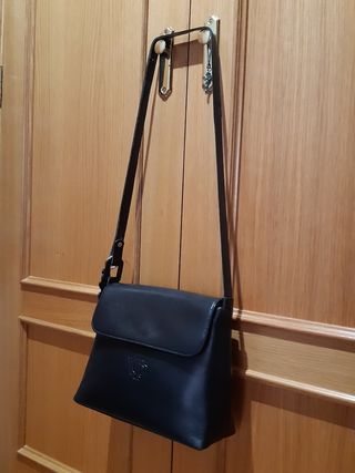 Bolso piel azul marino con solapa y bolsillo atras
