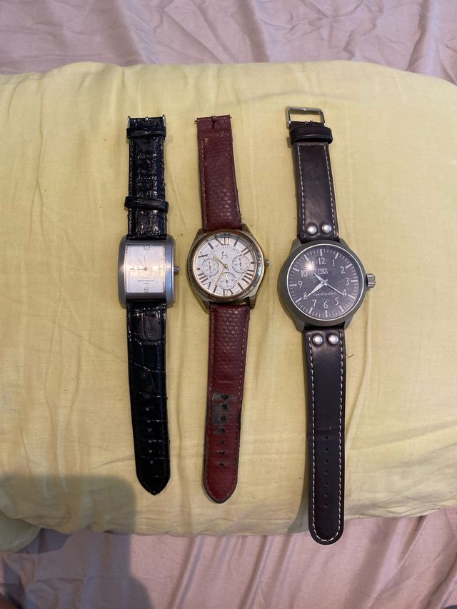 3 relojes: marrón y plata