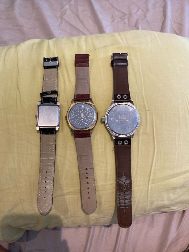 3 relojes: marrón y plata