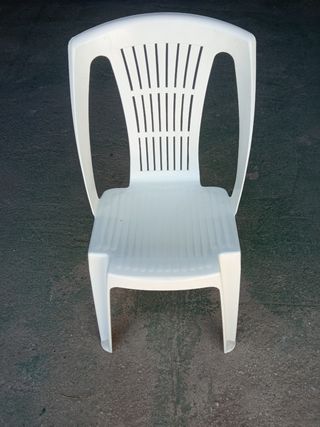 Silla blanca de plástico con apoyabrazos