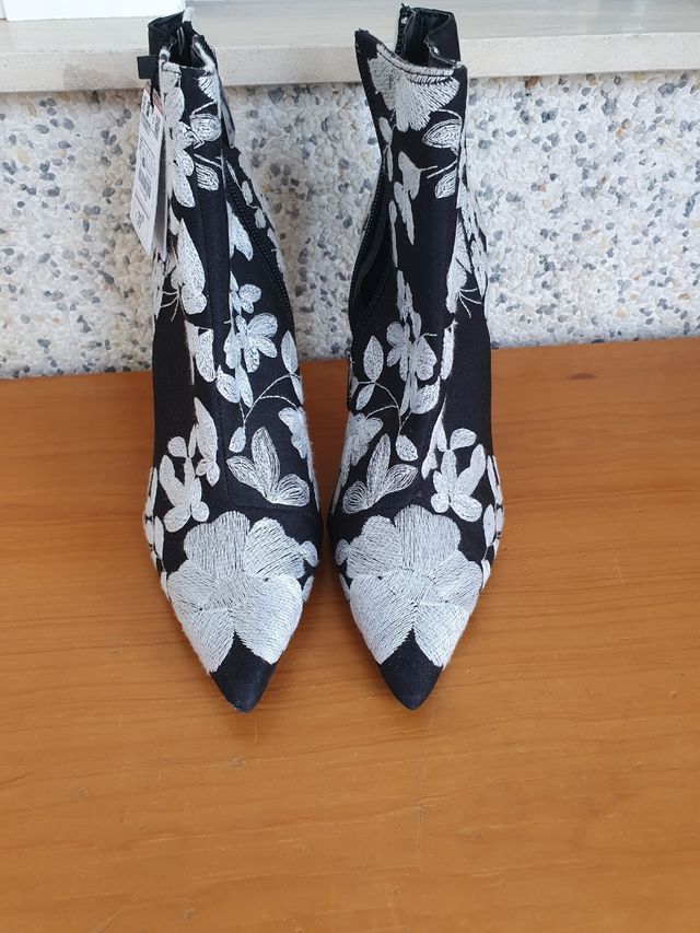 Tacones negros bordados