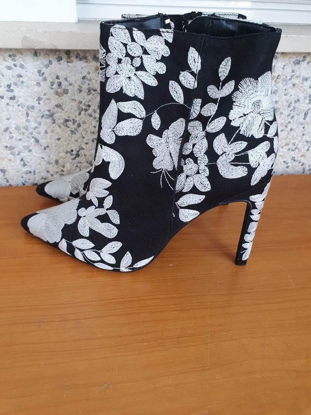 Tacones negros bordados