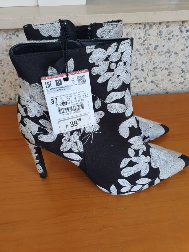 Tacones negros bordados