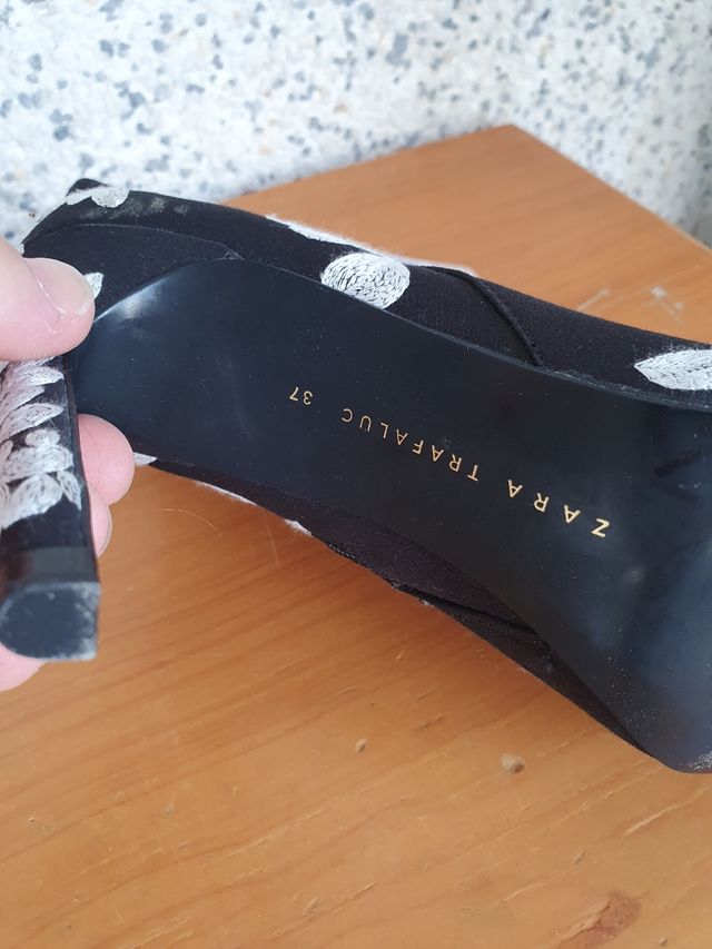Tacones negros bordados