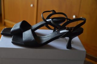 Sandalias Steve Madden negras piel.