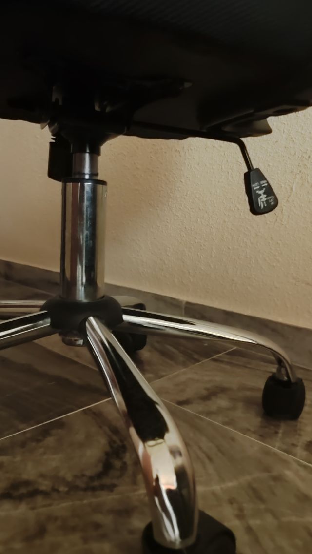 Silla oficina o escritorio giratoria amarilla