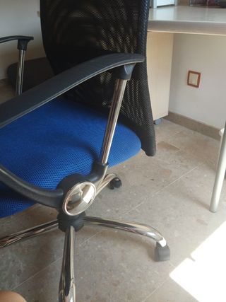 Silla escritorio giratoria y regulable. Muy cómoda