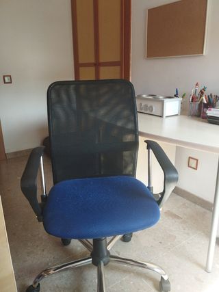 Silla escritorio giratoria y regulable. Muy cómoda