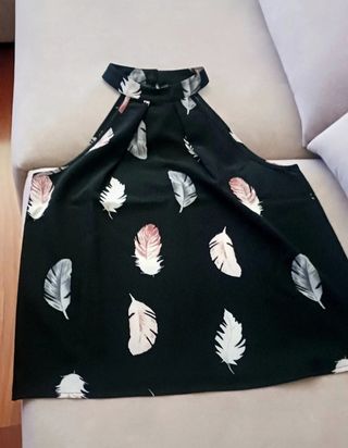 Top negro halter estampado plumas