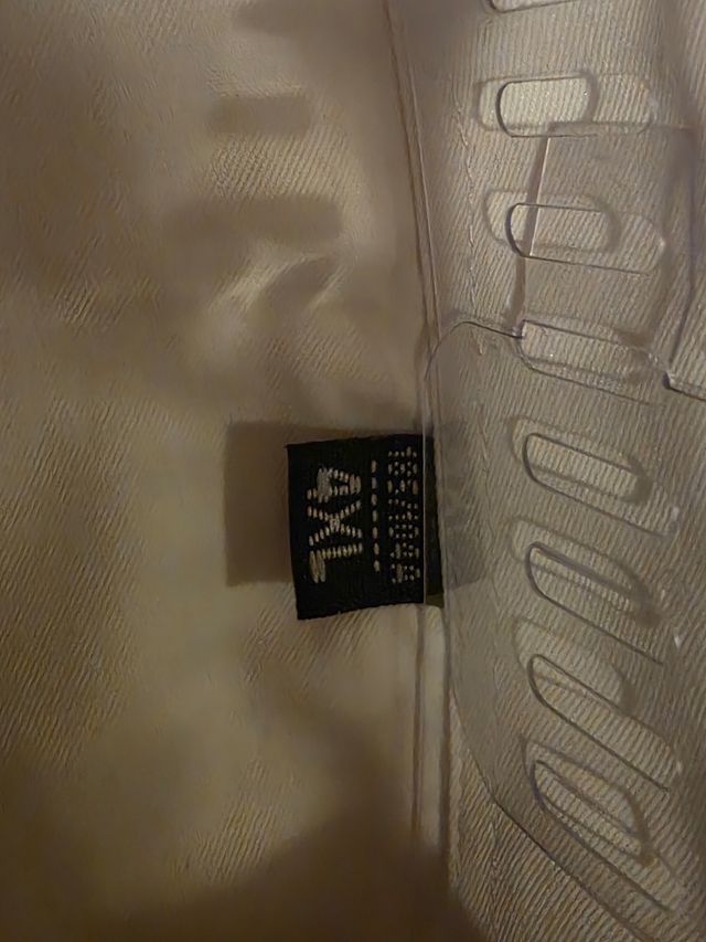 Nuova camicia bianca senza uso del buon tocco