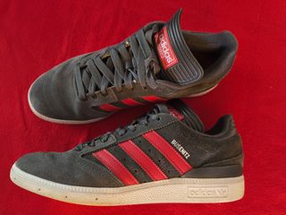 Adidas Busenitz grises y rojas - 42.5
