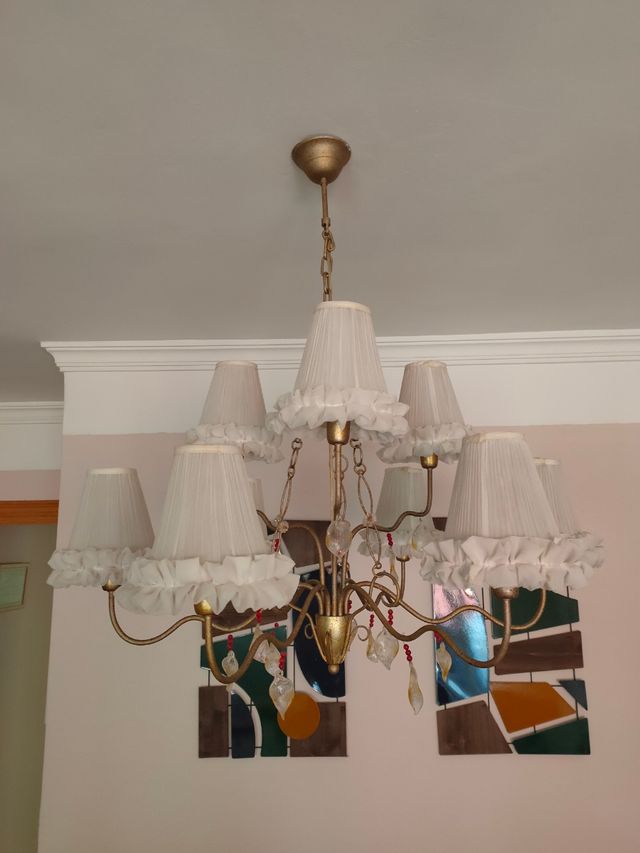 Lámpara araña 9 luces dorada.