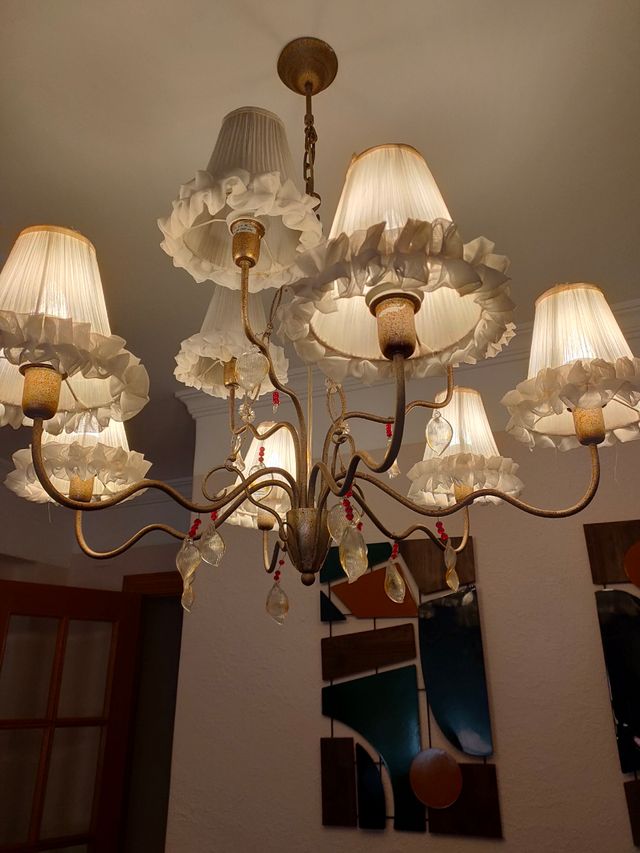 Lámpara araña 9 luces dorada.