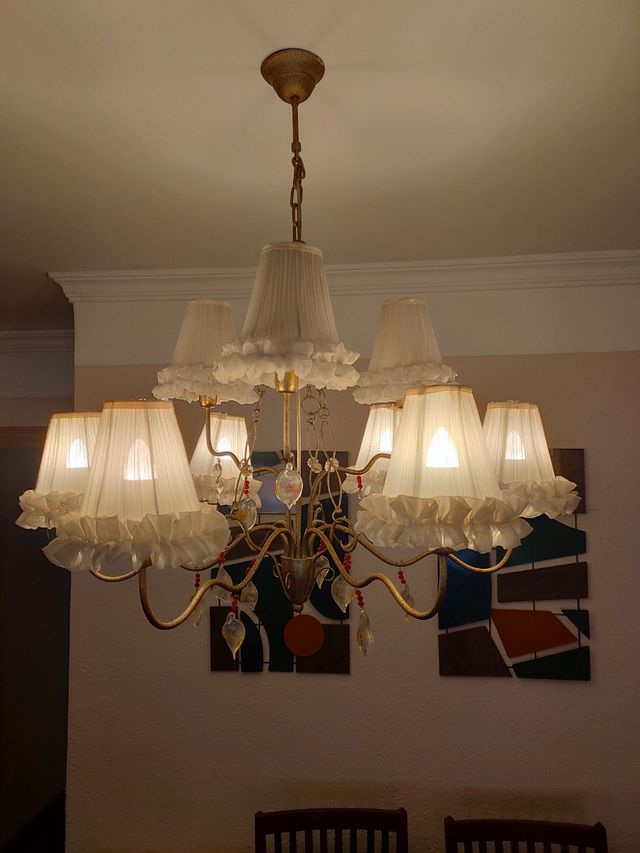 Lámpara araña 9 luces dorada.