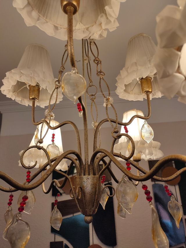 Lámpara araña 9 luces dorada.