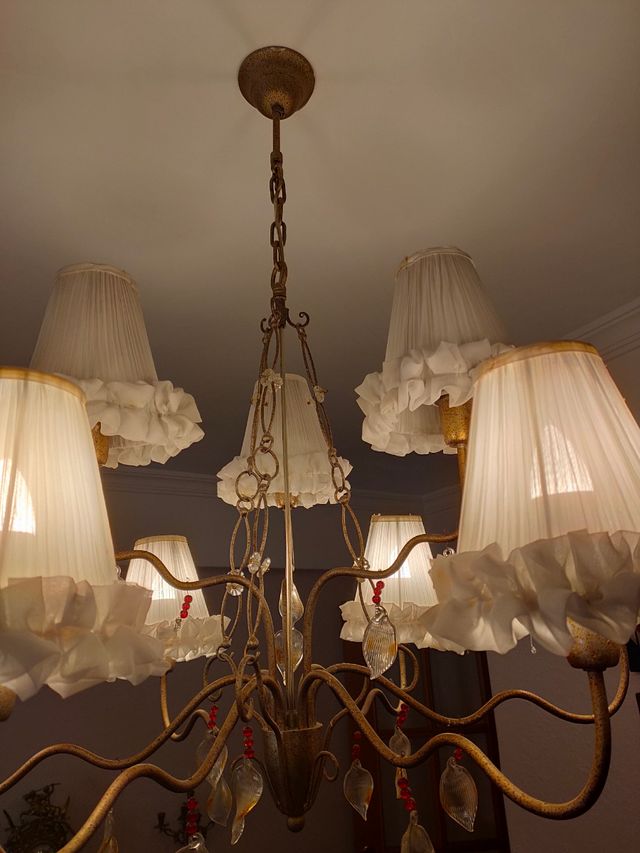 Lámpara araña 9 luces dorada.