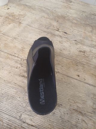 Sandalias negras tacón bajo