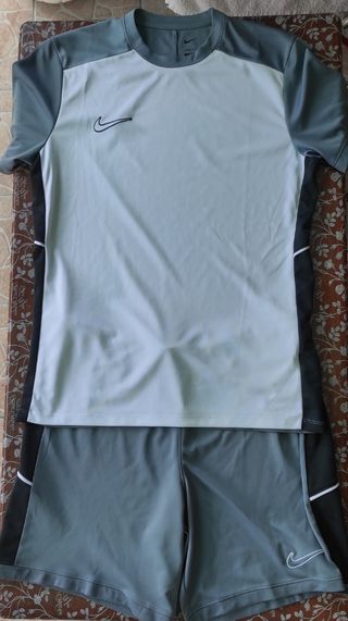 Conjunto deportivo Nike gris y blanco