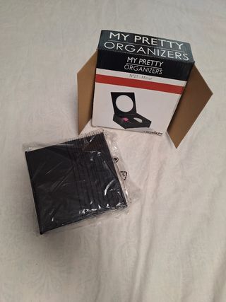 Joyero negro con espejo y dos reparticiones.