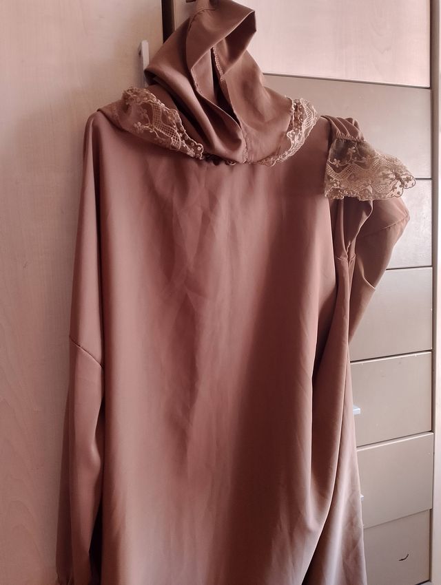 Vestido Salat castanho com renda