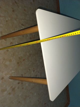 Mesa blanca de comedor o cocina