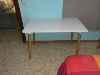 Mesa blanca de comedor o cocina