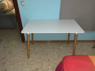 Mesa blanca de comedor o cocina