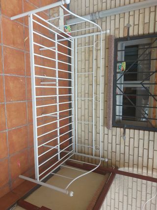 Cama diván metálica blanca