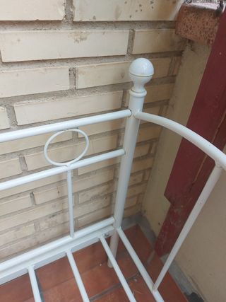Cama diván metálica blanca