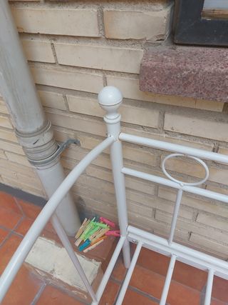 Cama diván metálica blanca