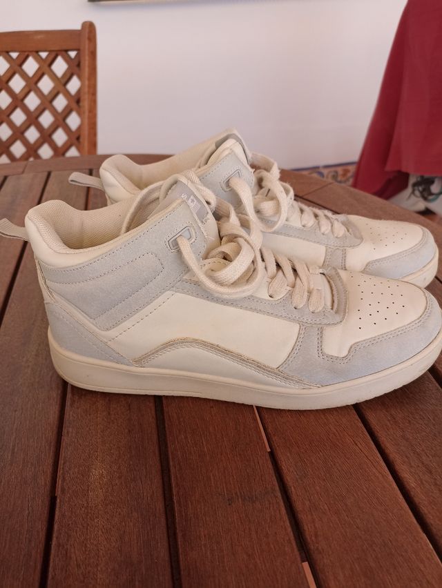Zapatillas deportivas blancas y azules