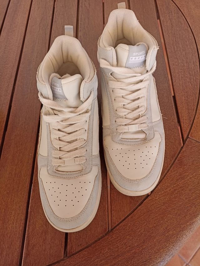 Zapatillas deportivas blancas y azules