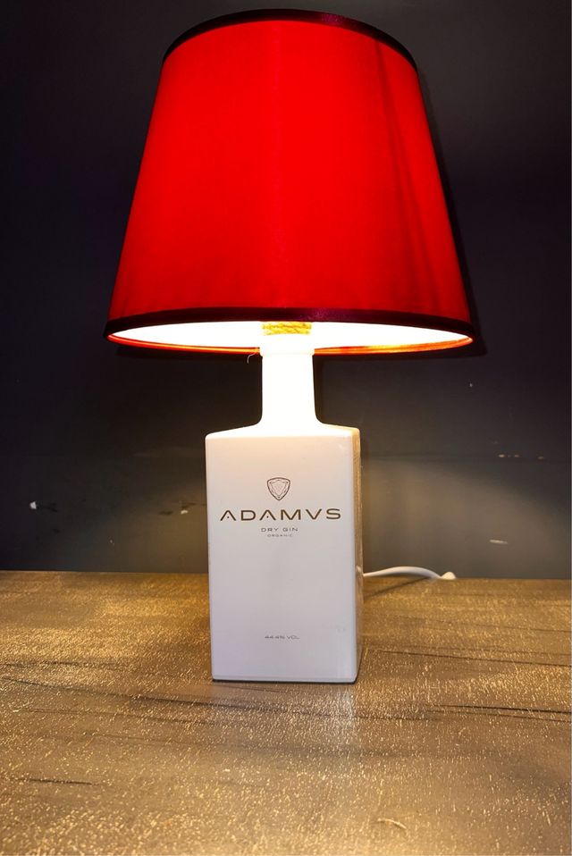 Lampada artigianale da tavolo con bottiglia di gin