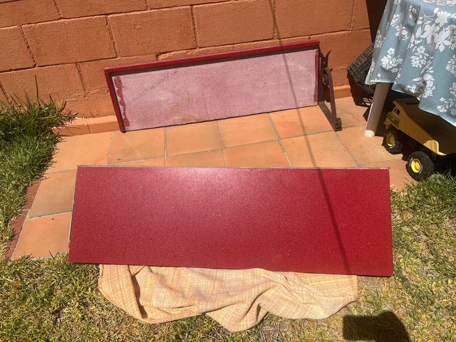 Mesa cogida a la pare